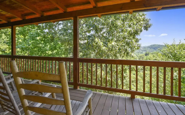 Mountain Serenity 2 Bedroom Cabin by RedAwning