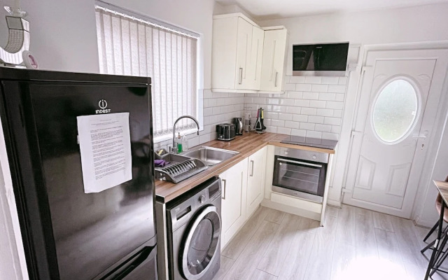 Entire 3-bedroom Home in Oldham - Guest House
