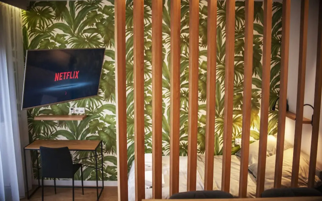 Glass House Hot Tub Apartments