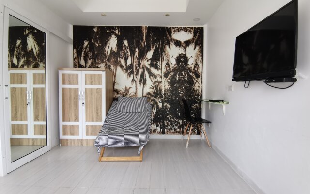 1715 House - White Rhino