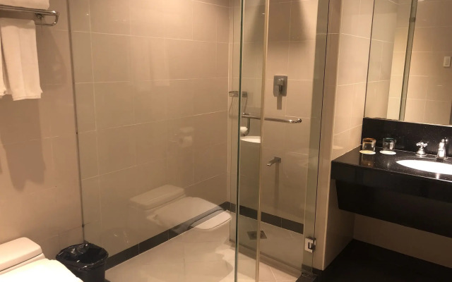 Court Meridian Hotel and Suites
