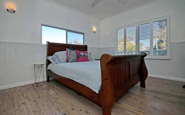 Christmas Bush Avenue, 2/1