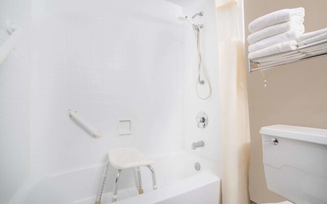 Norwood Inn & Suites La Crosse