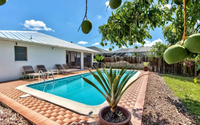 Avanti Vacation Rental, Relaxing 3-BR Retreat with Private Pool Minutes from Vanderbilt Beach and Delnor-Wiggins State Park. Enjoy Southern Exposure, BBQ Area, and Pet-Friendly Comfort