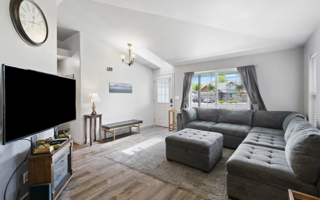 Dog-friendly Post Home With Private Hot Tub, Fire Pit, and BBQ on the Deck by Redawning
