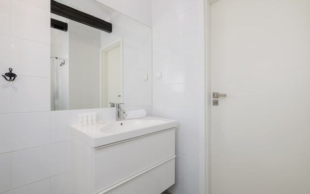 Apartment With 2 Desks by Renters