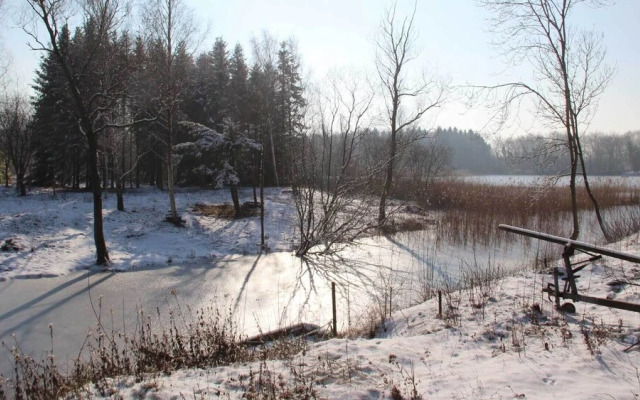 Stunning Lakeside Country Retreat near Cirencester