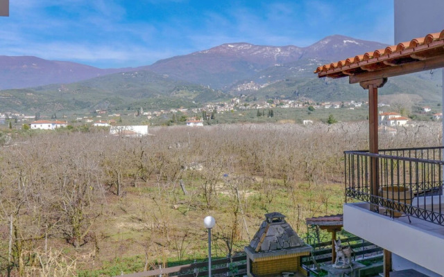 Cosy House Boat in Platanidia with Swimming Pool
