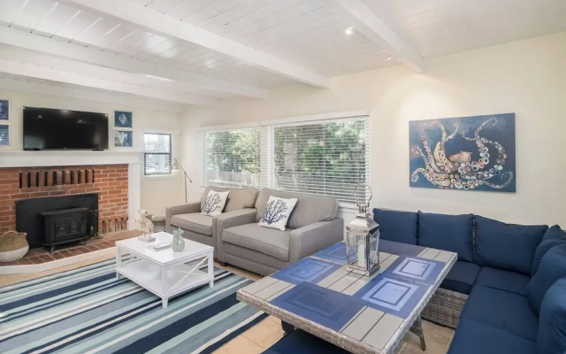 Stroll to Shore: Stinson Beach Gem w/ Hot Tub
