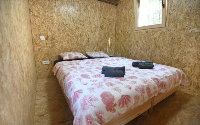 TreeHouses Ljubač Glamping Robinson