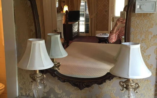 Nine O Five Royal Hotel