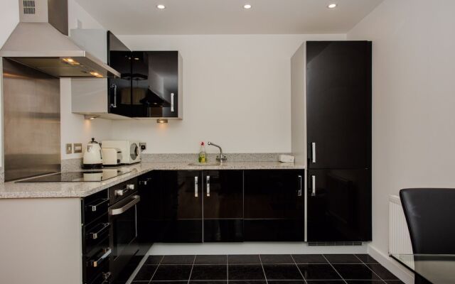 Stunning 2 Bed Home + Balcony Overlooking Thames