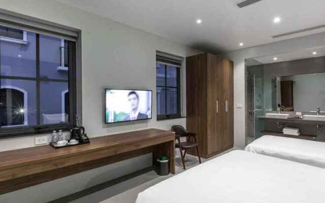 The Twin Hotel