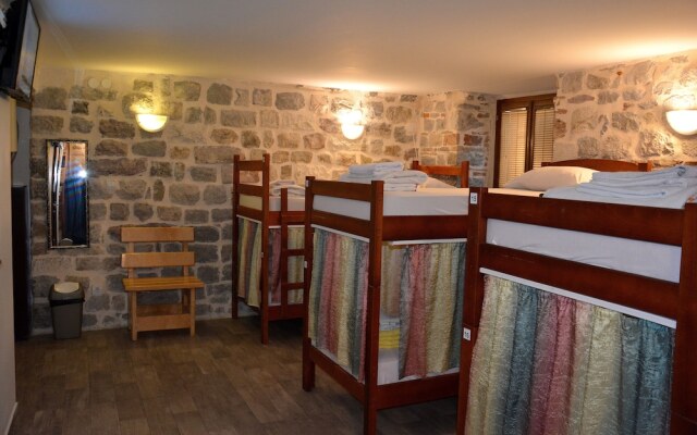Montenegro Backpackers Home Kotor