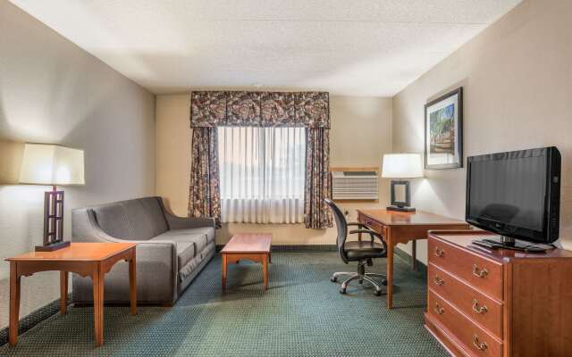 AmericInn & Suites By Wyndham Baraboo Event Center