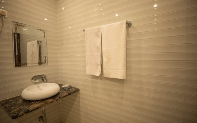 Hotel Gangotri Plaza