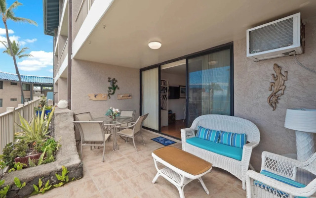 Kona Reef F2 Charming Oceanfront Condo for 4!