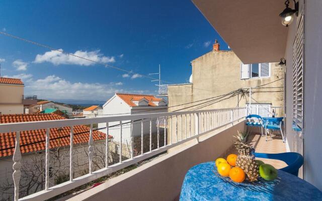 Apartment and room Marin Makarska