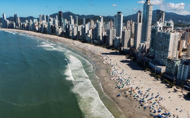 Apto familiar a 60 metros da praia em Camboriú