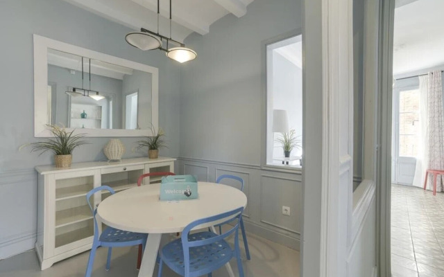 Artistic 3 Bedroom Flat With Balcony in Gracia