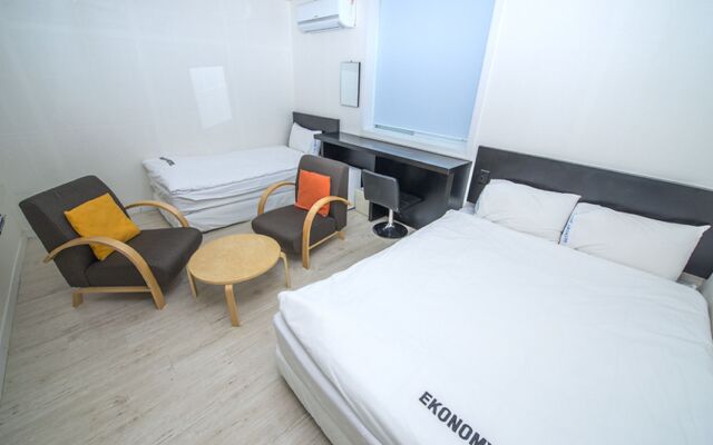 Ekonomy Hotel Yeosu