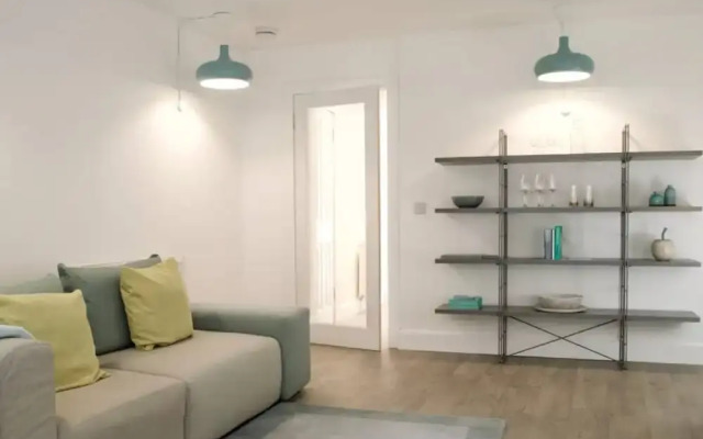 Beautiful 1 Bedroom Apartment On Broughton Street
