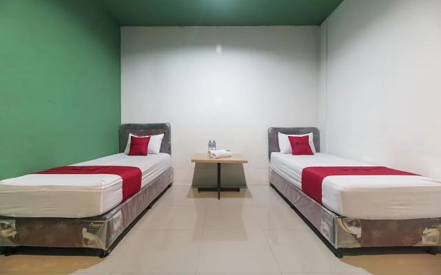 RedDoorz near Pantai Tanjung Pendam 2