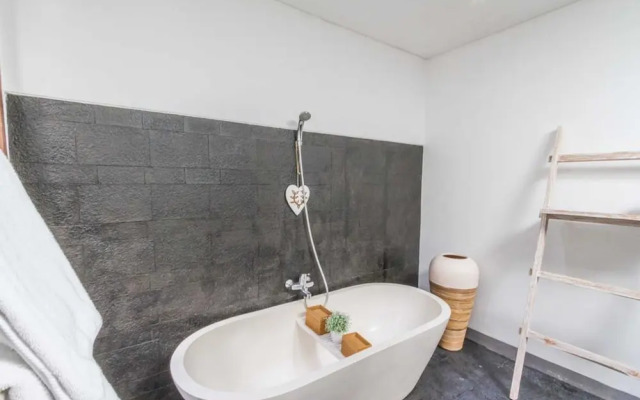 Colorful Private Villa 3 BR, Seminyak With Staff