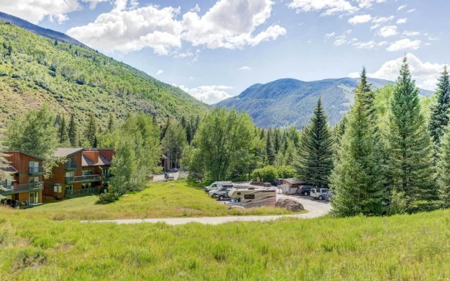 Mountain-view Vail Condo w/ Balcony + Gas Grill!