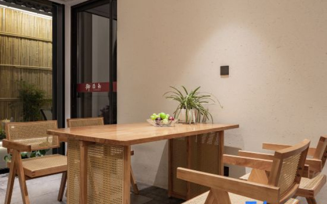 Zhenshui Courtyard · 180° River-View · Designer's Aesthetic | Panoramic Resort Guesthouse (Xitang)