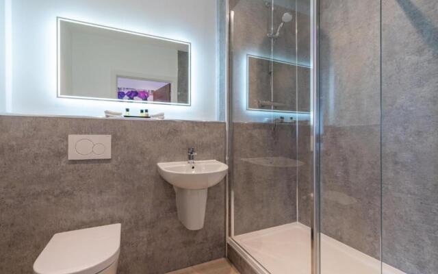 Central Penthouse with Hot Tub & Views 22