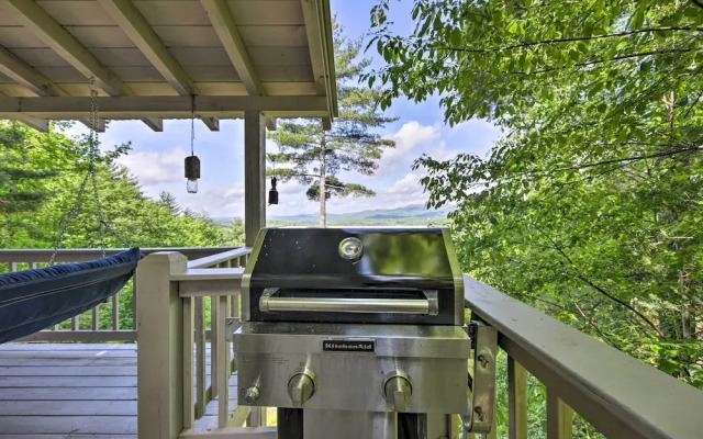 Treetop Hideout w/ Long-range Mountain Views!