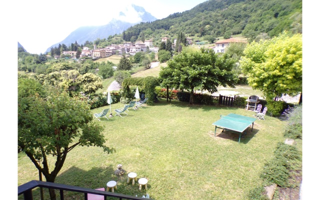 Liano Violetta -view Lake & Parking