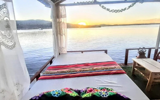 Uros Amaru Marka Lodge