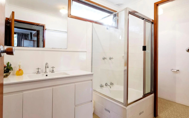 Gumtree Cottage Hawks Nest – Bathroom – Hawks Nest