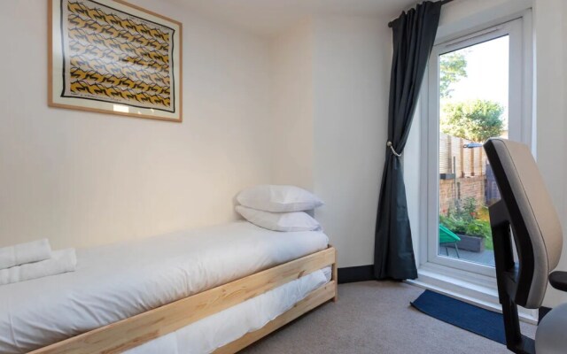 Stylish 2 Bedroom Flat With Large Private Garden