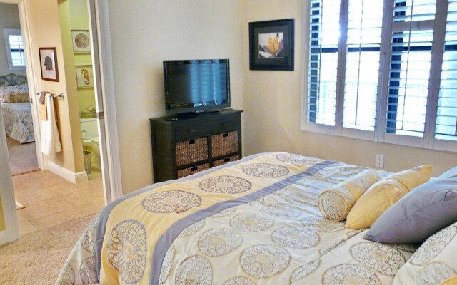 Luxurious Esplanade Condo Overlooking bay