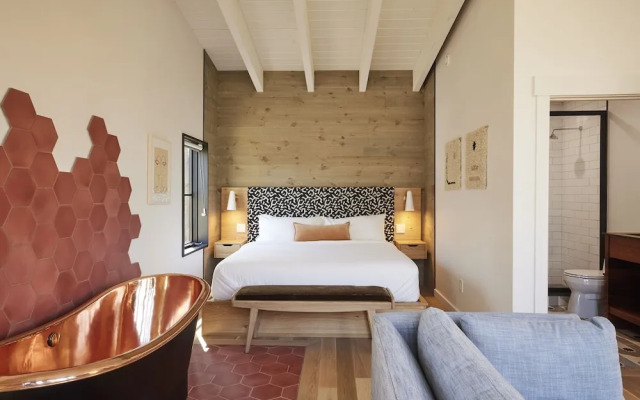 Woodstock Way Hotel