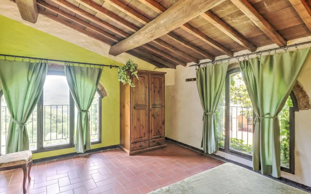 Attractive Farmhouse in Tuscany With Swimming Pool