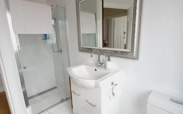 Ocean Aspect and Central to CBD - CoSheirm Apartments On Merri