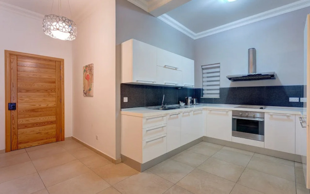 Gorgeous Apartment With Terrace in Fort Cambridge, Pool