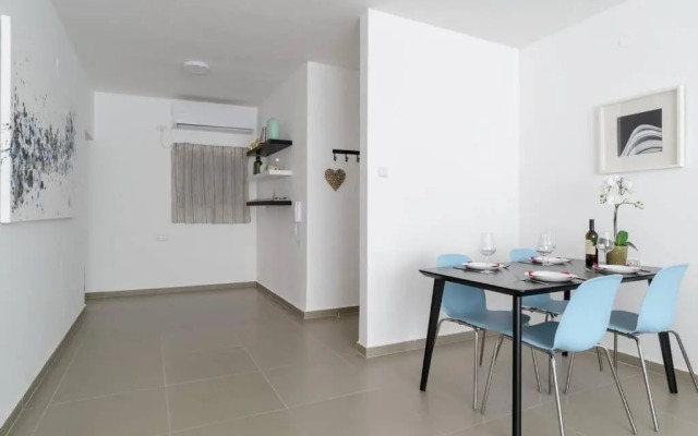 Botiuqe apartment . 100 meters from the beach