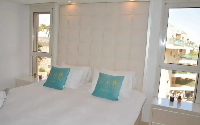 Renovated White 3BD next to Beach - Pool