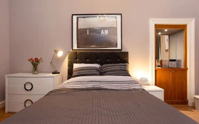 Spacious 2 Bedroom House Near The Meadows