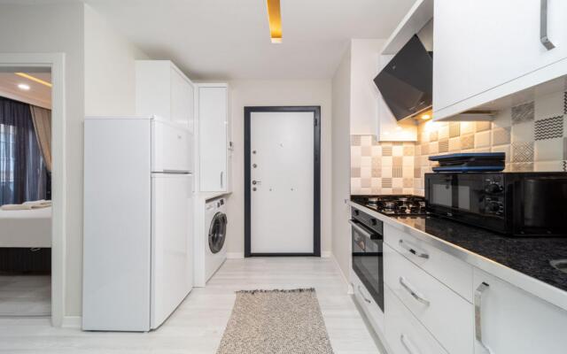 Modern and Central Flat Near Beach in Muratpasa