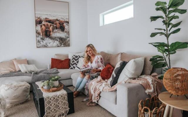 The Pool House, Romantic Country, King Bed
