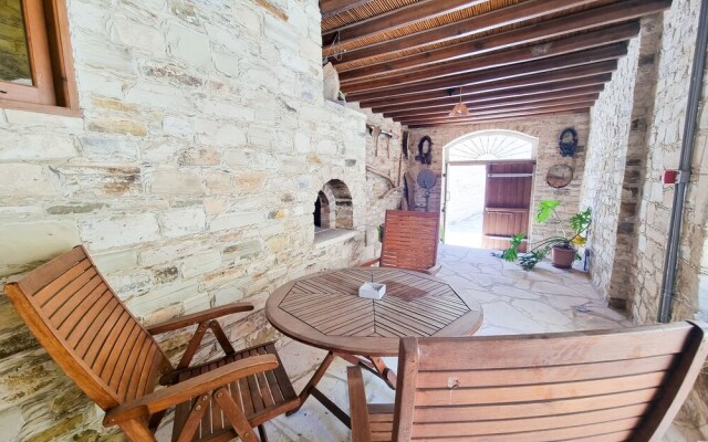 Skarinou's Landhouse Poolside Apartment