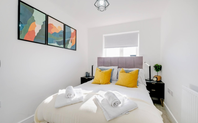 Luxaura 5 Bedroom 3 Bath Service House w/ Parking