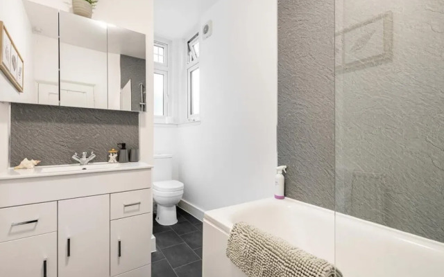 Beautiful 1-bed Apartment With Garden in London