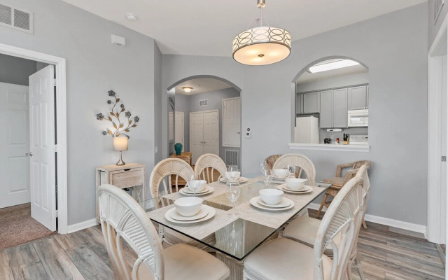 Newly Remodeled Lakeview Penthouse, Near Conv. Ctr